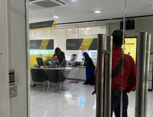 Maybank (Giza Kota Damansara)