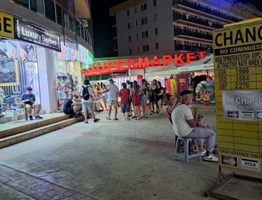 Supermarket nonstop 24/7